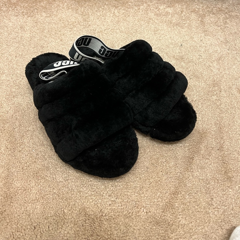 Black fluff yeah ugh slide (slipper)